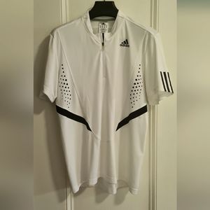 Adidas sort tech t shirt.